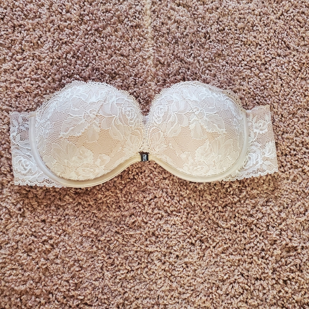 Victoria Secret Padded Strapless Magnetic Clap in Front 36B